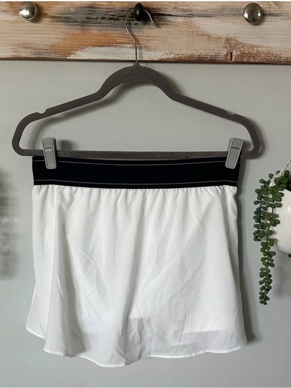 NWOT ALO Yoga Match Point White Tennis Skirt with Black Waistband Shorts